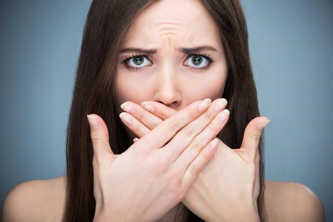 Hơi thở có mùi hôi là dấu hiệu cần đi khám nha khoa