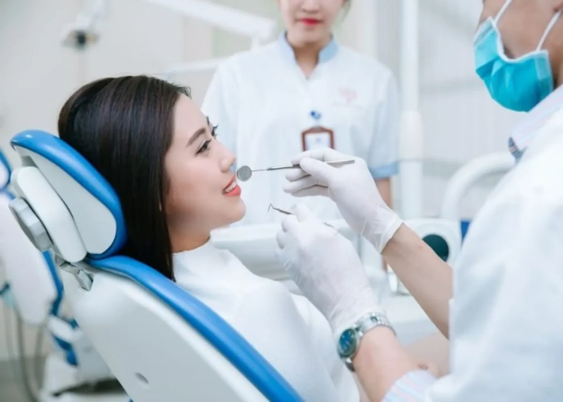 Giải pháp khắc phục tình trạng răng sứ bị tụt lợi và viêm lợi 3 Thăm khám nha khoa là giải pháp khắc phục tình trạng răng sứ bị tụt lợi và viêm lợi
