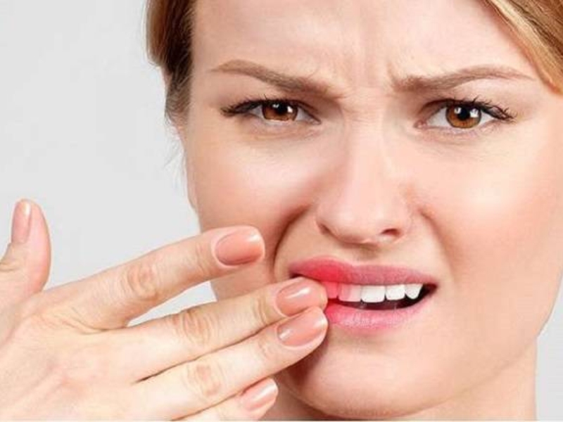 Viêm lợi răng sứ có mủ: Dấu hiệu nhận biết sớm và cách chữa hiệu quả 2 Đau nhức là dấu hiệu nhận biết sớm viêm lợi răng sứ có mủ